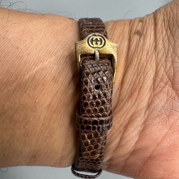 Gucci 3000L Vintage Gold Roman Numeral Watch — Croc/Lizard Embossed Leather) - Picture 4 of 13